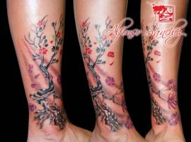tatuaje de un árbol con viento
