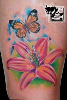 Tatuaje de una mariposa y una flor