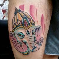 Tatuaje del dios Ganesha en la pierna