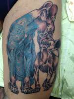 Tatuaje en la pierna de un león tatuado lamiendo a su hijo