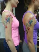 Tatuaje de globos de colores con manchas de pintura en el brazo