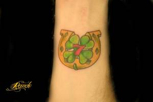 Tatuaje de la suerte, una herradura, un trébol de 4 hojas y el número 7