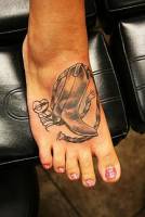 Tatuaje de una bota para el pie