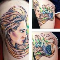 Tatuaje de la cara de una chica y un ave