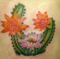 Tattoo de un par de cactus con flor