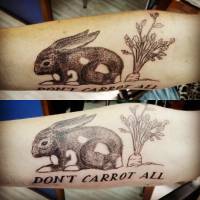 Tatuaje Blanco y negro de un conejo y una zanahoria