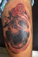 Tattoo de una calavera y una rosa