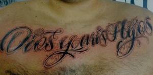 Tattoo de una frase en el pecho de un hombre