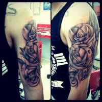 Tattoo de 3 rosas en el brazo de un hombre