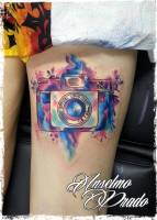 Tattoo de una cámara de fotos, con manchas de intura