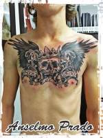 Tatuaje de una calavera con corona y alas