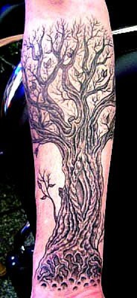 Tatuaje de un gran árbol deshojado