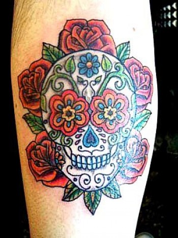 Tatuaje de una calavera mexicana rodeada de flores