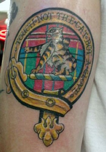 Tatuaje de un escudo insignia con un tigre dentro