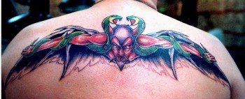 Tatuaje de diablo alado volando con serpientes en los brazos