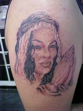 Tatuaje retrato, de una mujer rezando