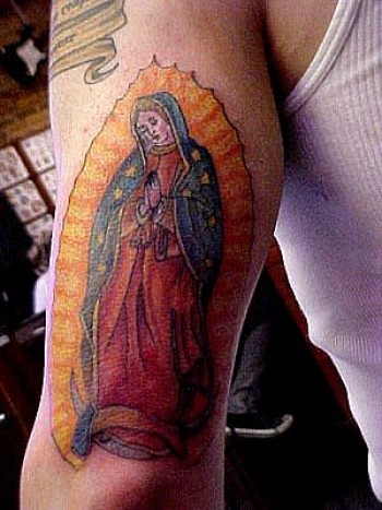 Tatuaje de una virgen rezando