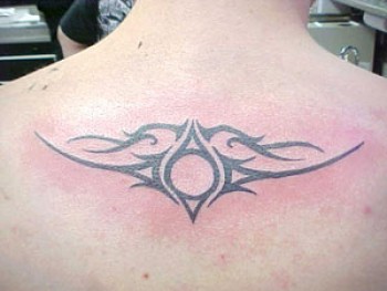 Tatuaje de tribal en la espalda
