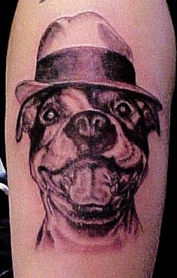 Tatuaje de un perro con sombrero