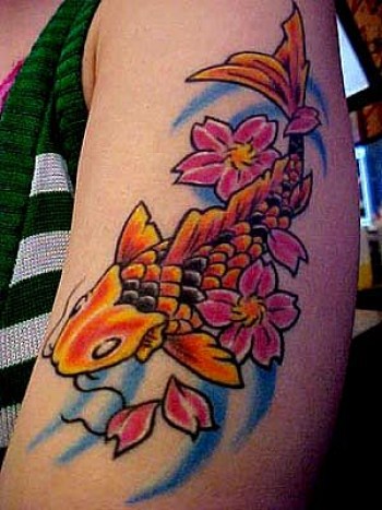 Tatuaje de carpa nadando entre flores, por el brazo