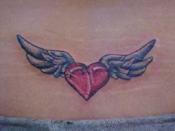 Tatuaje para mujeres, corazón alado