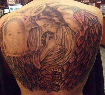 Tatuaje de un angel abrazando a unos niños.
