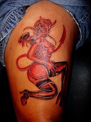 Tatuaje de una sexy diablesa en el muslo