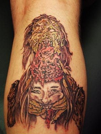 Tatuaje de un zombie descomponiéndose
