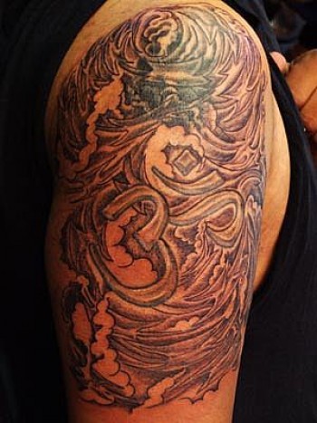 Tatuaje de olas en el brazo y el ohm