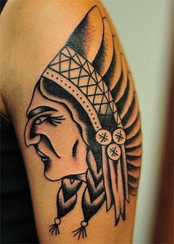 Tatuaje de una cabeza de indio de perfil