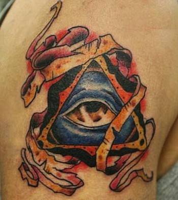 Tatuaje del ojo que todo lo ve en color