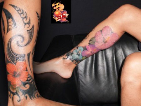 Tatuajes de flores y tribales en la pierna