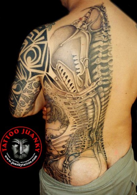 Tatuaje en la espalda, donde muestra su interior