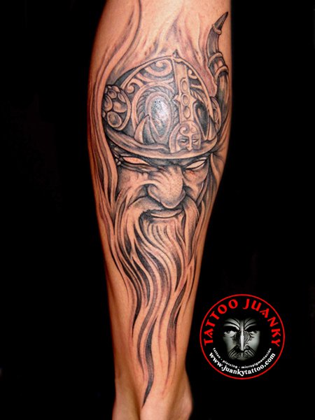Tatuaje de una cabeza vikinga