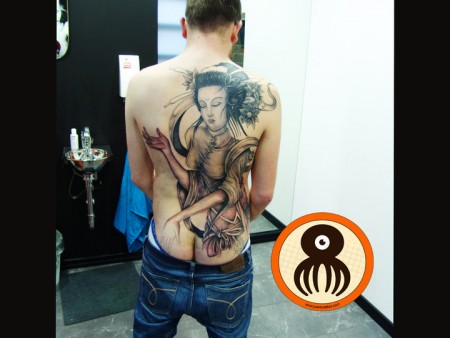Tattoo de una geisha. Tatuaje en la espalda