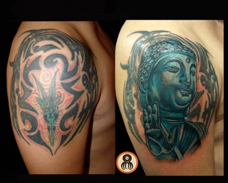 Tatuaje de un Buda rodeado de tribales