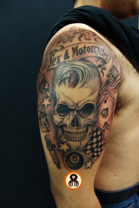 Tatuaje de una calavera bien peinada