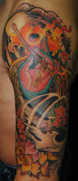 Tatuaje de una mano entre agua y flores
