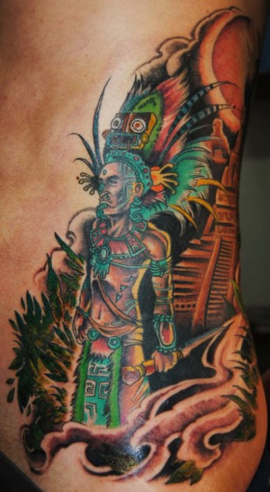Tatuaje de un maya delante de las piramides