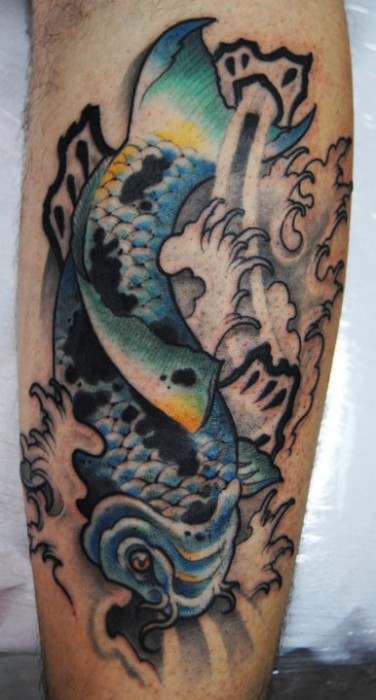 Tatuaje de una koi nadando en aguas bravas