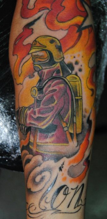 Tatuaje de un bombero apagando llamas