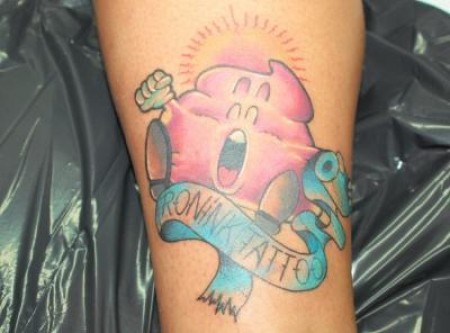 Tatuaje de una caca de la serie el Dr Slump. Tatuaje de la caca de la Arale