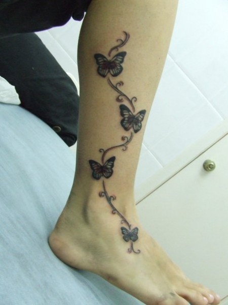 Tatuaje de una fina liana con mariposas