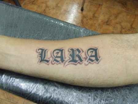 Tatuaje del nombre Lara, con letras góticas