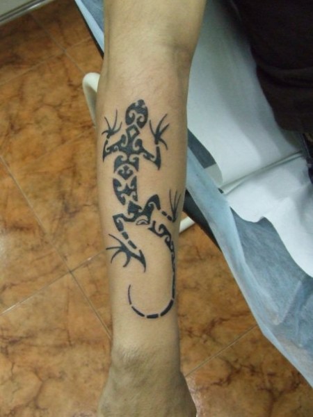 Tatuaje de una lagartija de estilo maorí