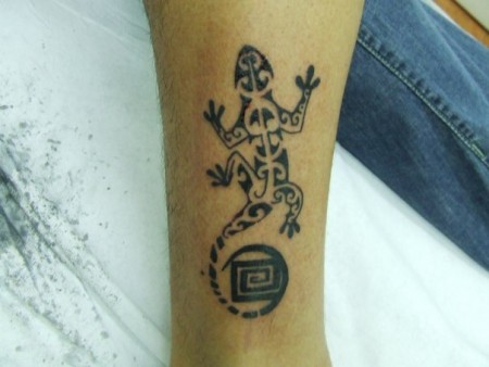 Tatuaje de un lagarto maorí en el brazo