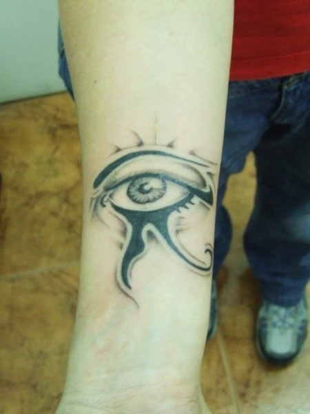 Tatuaje de un ojo estilo egipcio