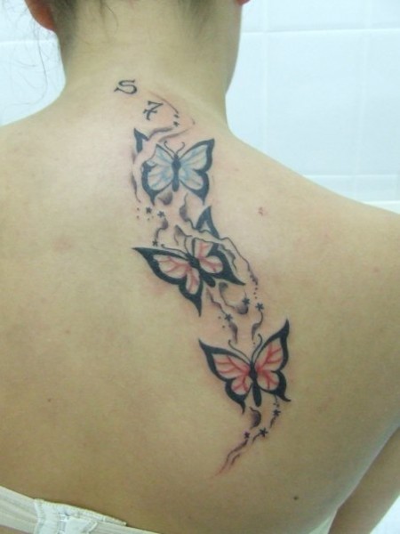 Tatuaje de 3 mariposas subiendo por la espalda