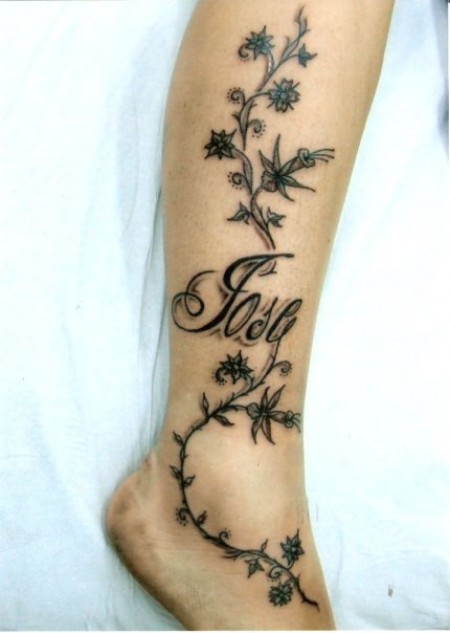 Tatuaje de un nombre entre una rama de planta