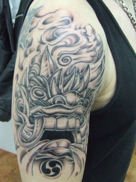 Tatuaje de un monstruo entre llamas